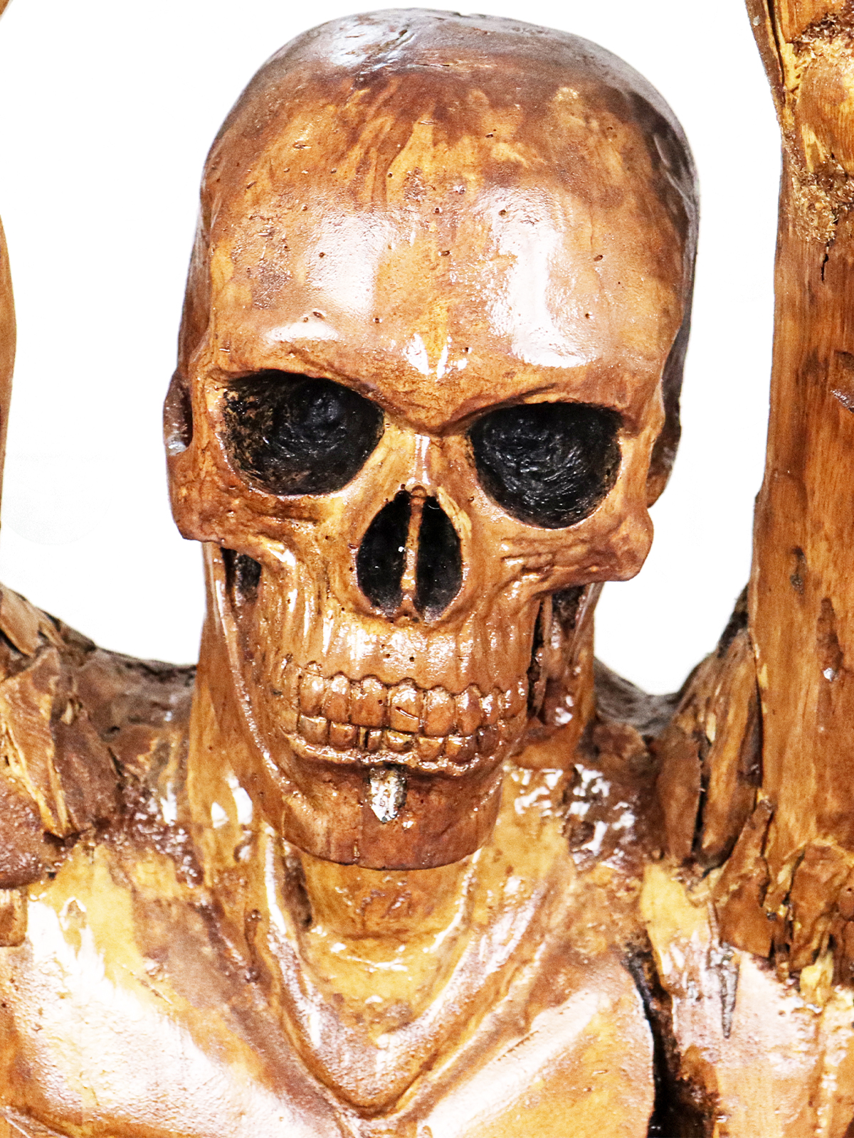 Detail patung kayu 'Tarian Menanggung Siklus' karya Mas Mool, 2025.