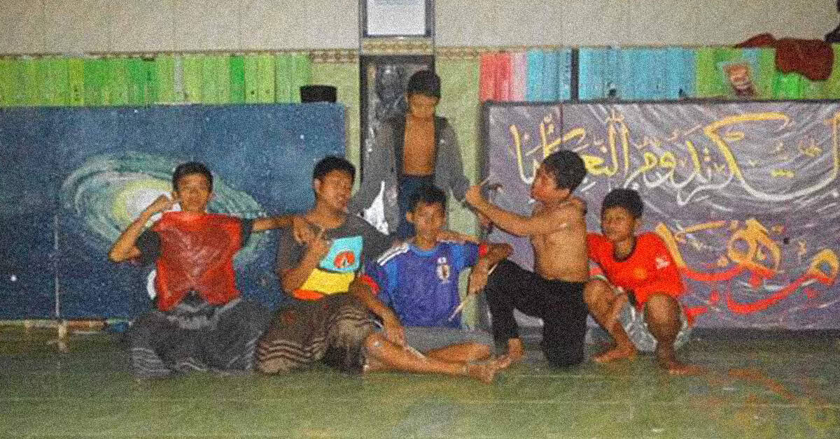 mas mool bersama beberapa kawan-kawan yang ikut membantu melukis atau mural lemari