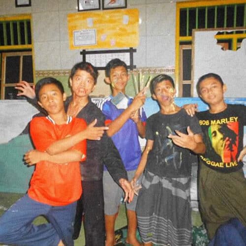 mas mool bersama kawan-kawan yang ikut membantu melukis atau mural lemari