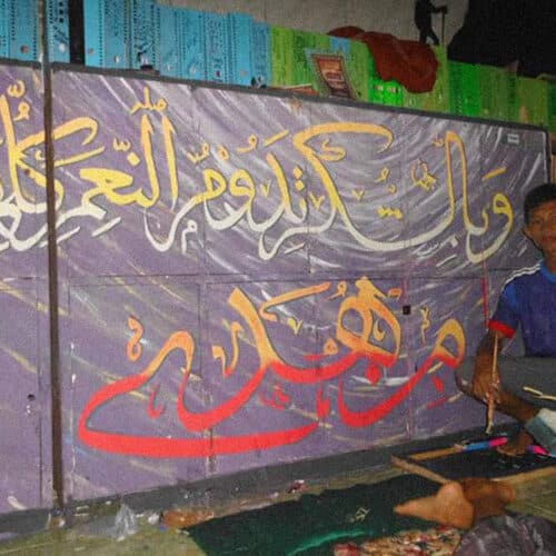 mas mool didepan lukisan kaligarifi arab yang dibuatnya