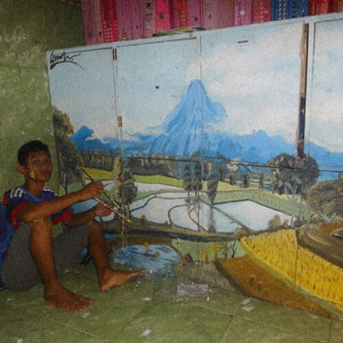mas mool sedang melukis pemandangan