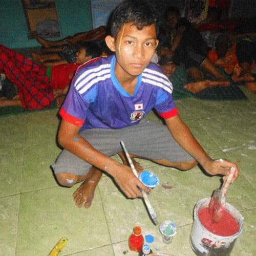 mas mool sedang meracik warna